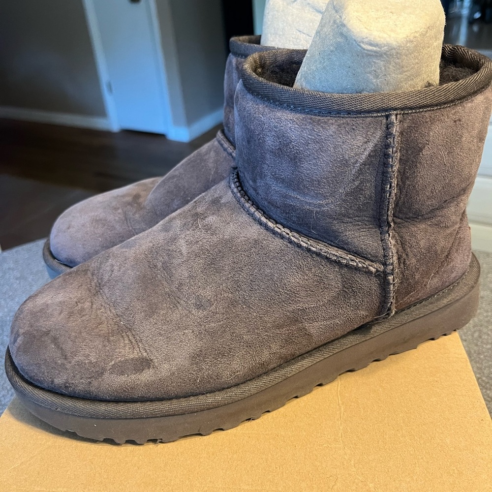 UGG Womens Mini Boots, size 7